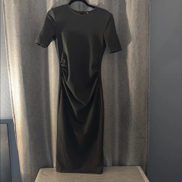Zara Black Short-Sleeve Ruched Midi Dress - Picture 1 of 3